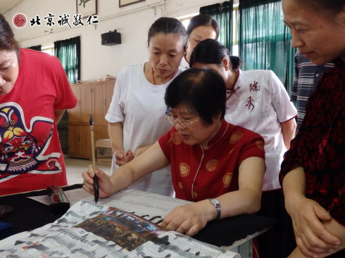 楊老師在書法班為學員授課