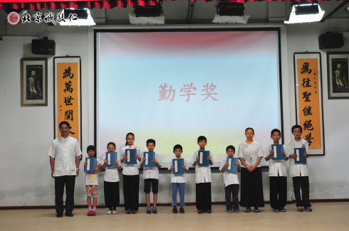 認真勤學的小學員們分享收獲的喜悅

