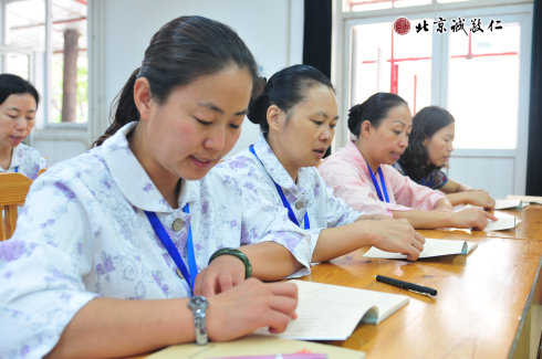 配圖三：學員認真讀誦《弟子規(guī)》 
