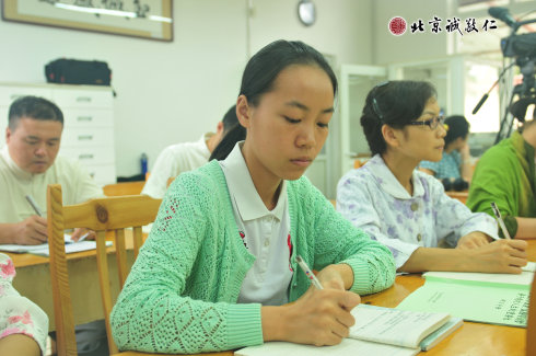 配圖六：學員認真記筆記               