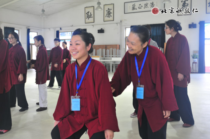 配圖：共同體驗(yàn)「無極樁」的要領(lǐng)