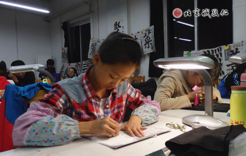 配圖：篆刻班里學員專注的習練篆刻，
