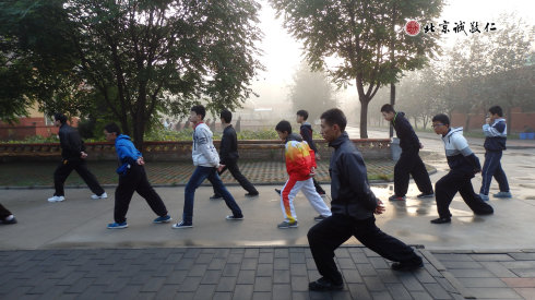 配圖：晨光中，學員太極拳的身影和諧安詳