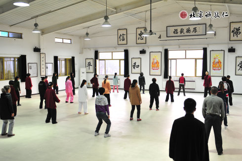 配圖：太極館內，學員練習太極拳基本功「無極樁」