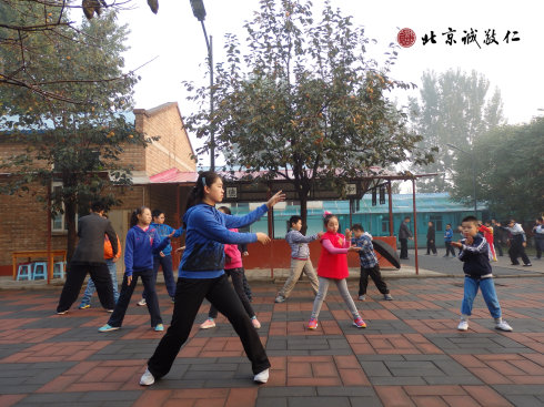 配圖：書法班的小學員們晨練太極拳