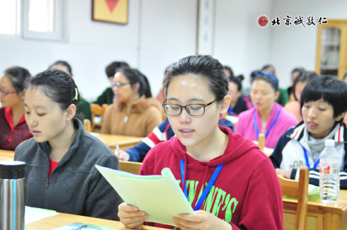 配圖：學員誦讀《弟子規》
