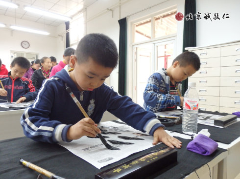 配圖：來自湖南的小學員習練書法