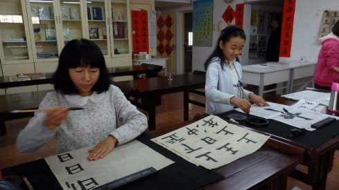  母親已經(jīng)可以寫小字，我也想練習寫小字，
母親告訴我先扎好根基