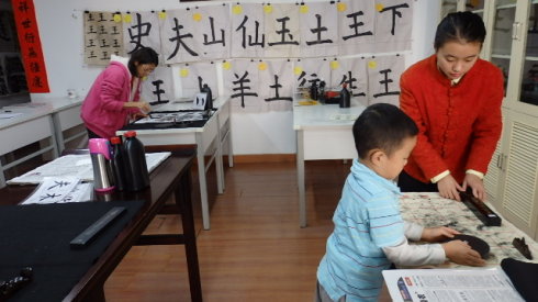  老師幫助我鋪放文房四寶，
我學會了「執(zhí)虛器   如執(zhí)盈」