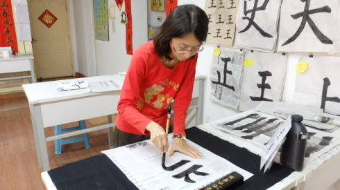  老師幫助我鋪放文房四寶，
我學會了「執(zhí)虛器   如執(zhí)盈」
