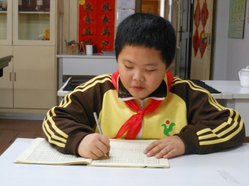 硬筆書法的練習，通過調整坐姿與握筆姿勢，進而調整身心，長養定功，體會身心放松后的愉悅。