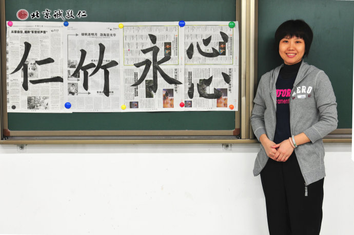 配圖：來自臺(tái)灣的學(xué)員展示一個(gè)月后的書法習(xí)作
