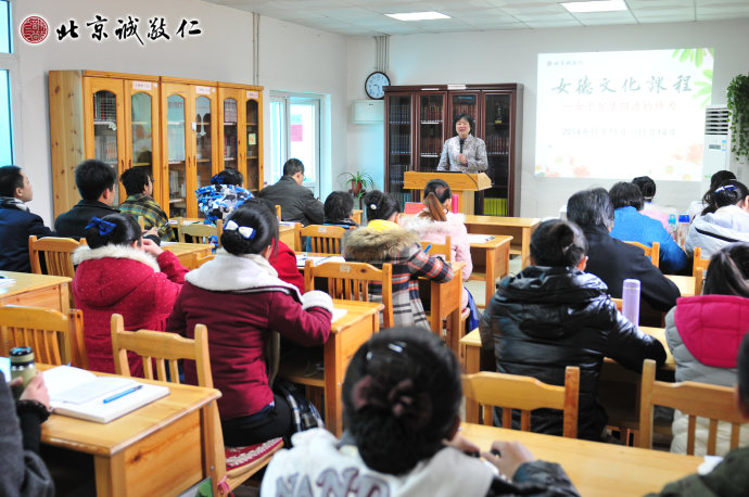  配圖：學(xué)員認真專注學(xué)習(xí)女德文化課程