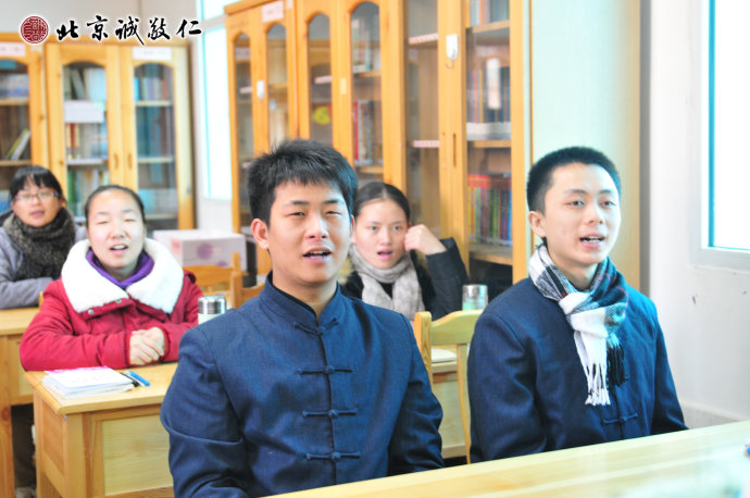 配圖：學(xué)員讀誦課程內(nèi)容