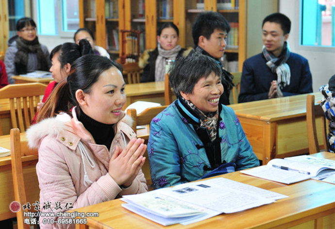 配圖：快樂課堂，幸福人生；來自廣東的學(xué)員露出喜悅的笑容。