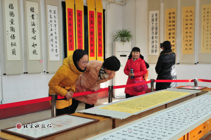 配圖：優秀書法篆刻作品，讓學員們紛紛駐足品賞