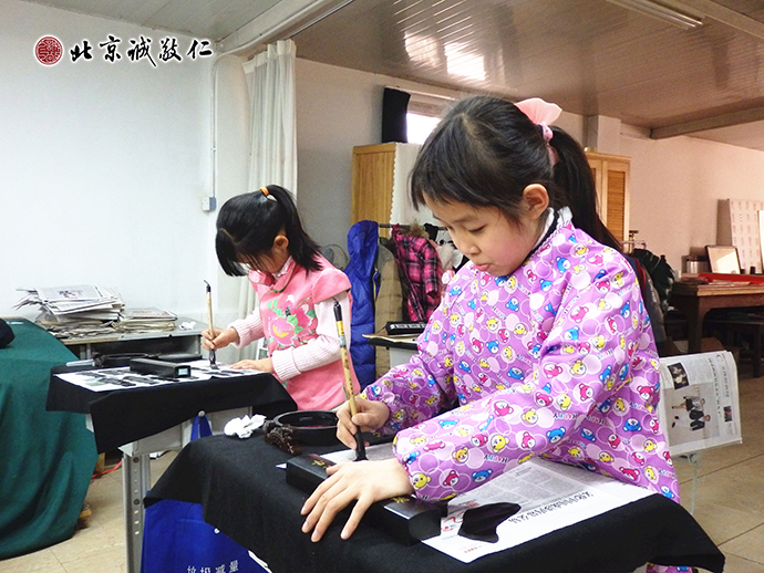 6歲的小姐妹是楊老師書法教室的老學(xué)員；寒假一起來小院學(xué)習書法和圣賢文化。
