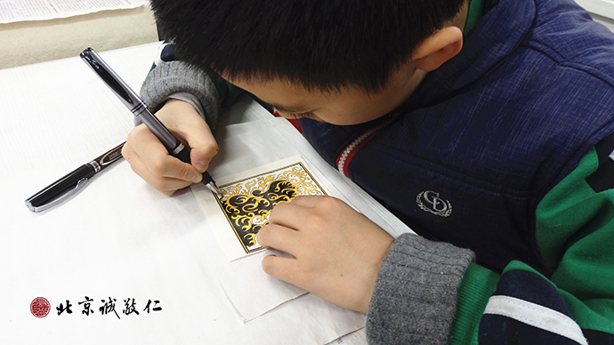 小學(xué)員在學(xué)習定心繪畫