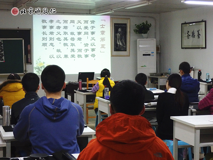 經(jīng)典誦讀課程，在老師的引領(lǐng)下，學(xué)員用心體會圣賢經(jīng)典的智慧之語。