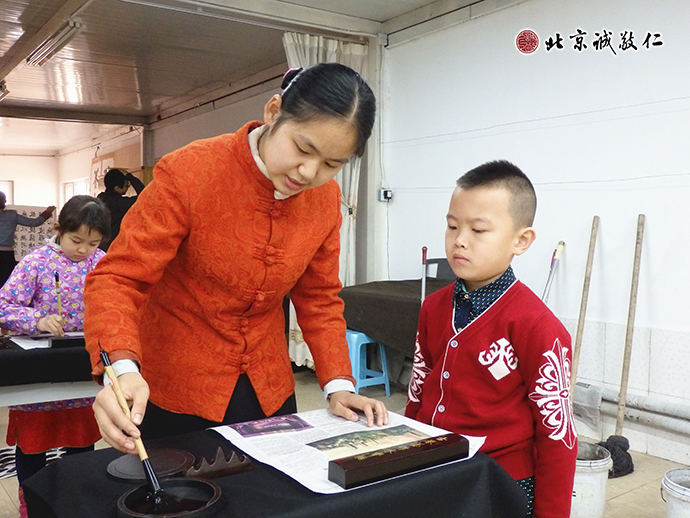 老師指導(dǎo)來自內(nèi)蒙古的小學(xué)員基礎(chǔ)課程