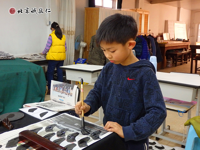 來自北京的小學(xué)員認真習練基本功
