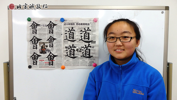 書法班的老學員展示小楷習作