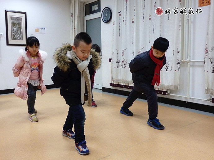 小學員練習「步步禪」
