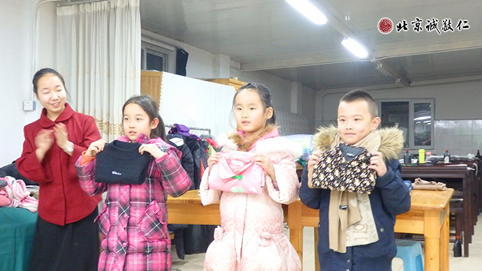 小學(xué)員展示學(xué)習(xí)成果