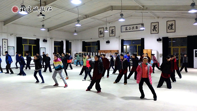學(xué)員晨練太極拳
