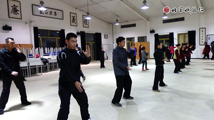學(xué)員晨練太極拳