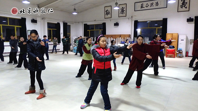 學(xué)員晨練太極拳