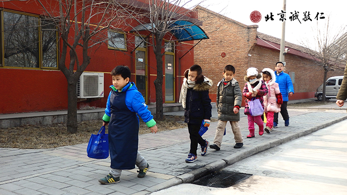 用餐時(shí)刻，小學(xué)員排隊(duì)前往餐廳有序就餐。