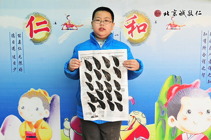 小學(xué)員展示永字八法習(xí)作「右側(cè)點(diǎn)」