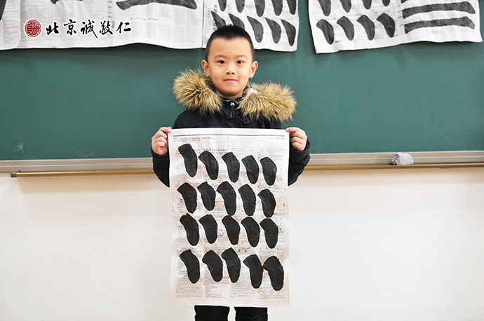 少兒班來(lái)自內(nèi)蒙古6歲的楊同學(xué)展示永字八法基本功習(xí)作「方頭點(diǎn)」 