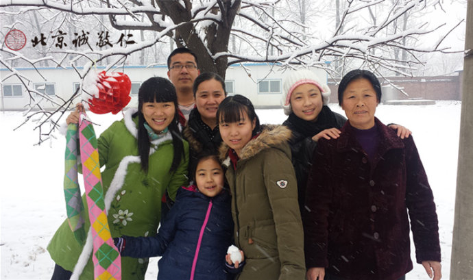 瑞雪兆豐年，小院春節一派祥和幸福；     
春節書法班的學員們， 來自祖國四面八方；
 鶴發童顏，闔家團圓；同心共聚美好時刻， 
   共享翰墨殿堂的芬芳；   
    雪中默含著濃濃的圣賢情誼，     
   共譜欣欣向榮 ，美好的文化篇章。