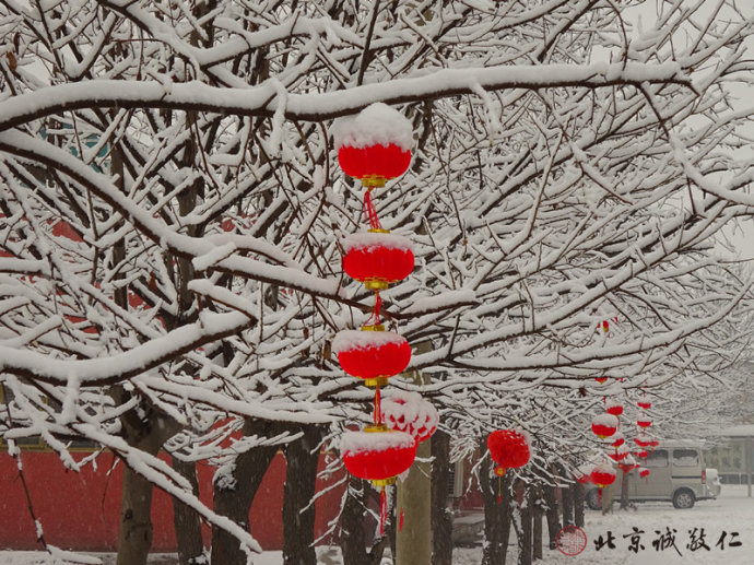 佳節藝中游，翰墨書香飄。紅燈瑞雪映，新年步步高。