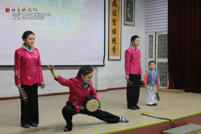 演唱原創(chuàng)的「三句半」，學習做個知恩報恩的好孩子， 擁有遠大的理想，又能從小事做起。