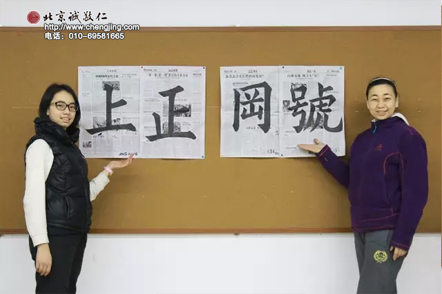 母女倆互換了位置，展示對(duì)方的習(xí)作