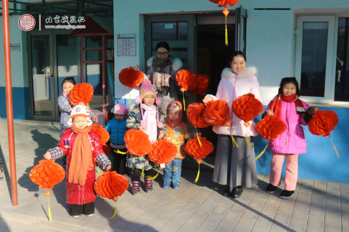 老師們帶領(lǐng)著少兒班的小學(xué)員一起張燈結(jié)彩，裝點(diǎn)美麗的通州小院。