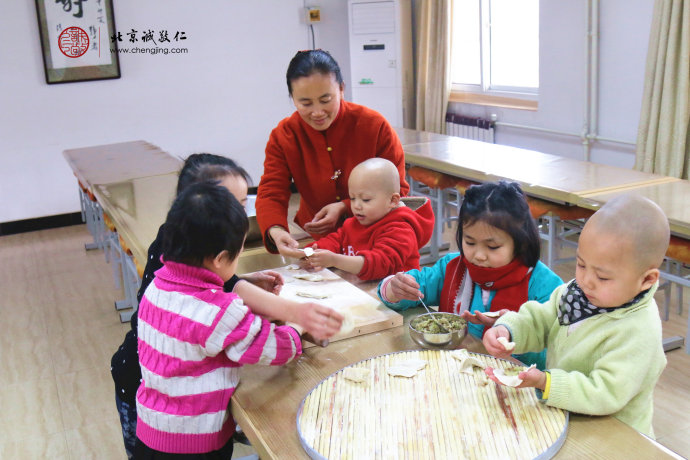 小學(xué)員們?cè)诶蠋煹闹笇?dǎo)下，認(rèn)真地學(xué)習(xí)包餃子