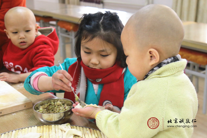 小學(xué)員互幫互助包餃子