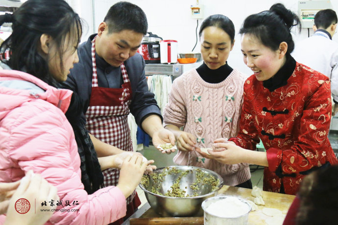 大家一起包餃子，互助學(xué)習(xí)歡樂其中