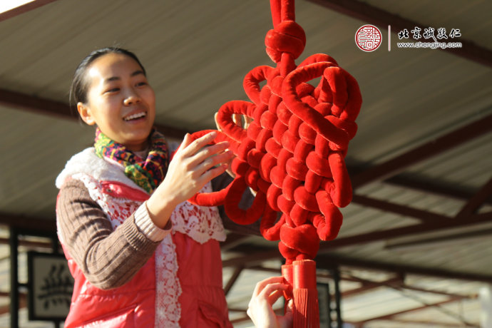 
懸掛起吉祥的中國(guó)結(jié)，向家人朋友們送上新春的祝福！