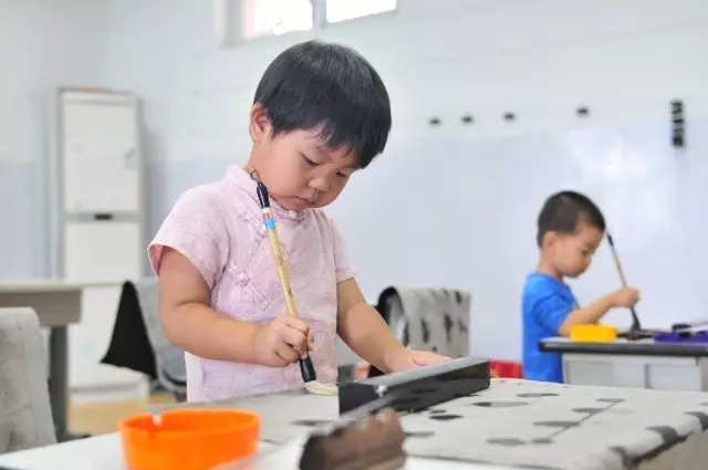 少兒班的小朋友（4歲）在練習(xí)無(wú)墨書(shū)法 好認(rèn)真賣(mài)力哦 