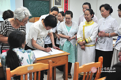 楊老師為學員示范硬筆國畫基本技法