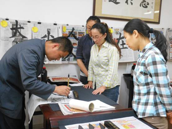 鄭老師在指導(dǎo)學(xué)員書法