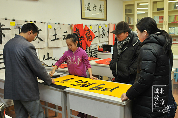 還有家長們對孩子的殷切期望,已然滲入進(jìn)了每幅作品當(dāng)中。