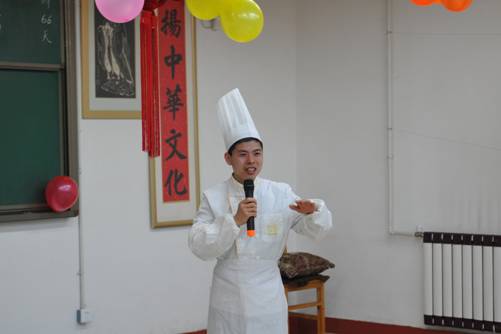 吳春雨老師在臺(tái)上說著自編的順口溜