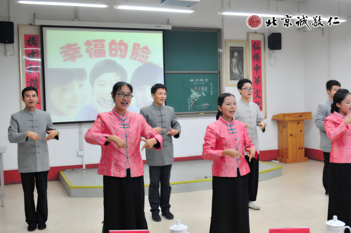 配圖：小院?jiǎn)T工展現(xiàn)「幸福的臉」
