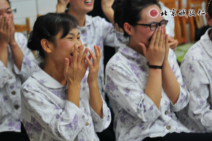 配圖：現(xiàn)場(chǎng)觀眾歡樂無(wú)限、笑聲連連  